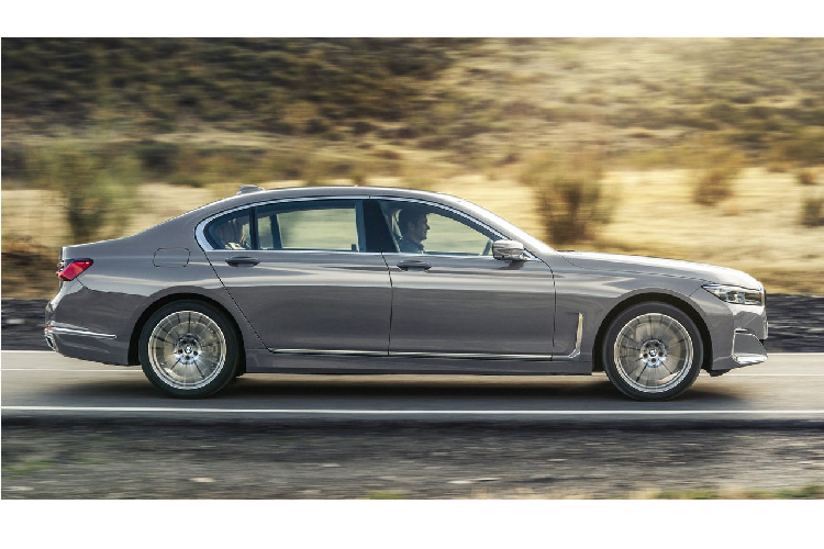 Thay đổi đáng chú ý và cũng dễ nhận thấy nhất chính là phần mặt trước của xe trở nên mạnh mẽ và táo bạo hơn nhờ kích thước cụm lưới tản nhiệt hình bầu dục nay đã lớn hơn trước đến 40%, được bao quanh bởi những đường viền mạ chrome sáng bóng. Phần đầu xe cũng được các nhà thiết kế của BMW nâng cao thêm 50 mm so với đời cũ, phần nào khiến cho toàn bộ mặt trước của xe gây ấn tượng thị giác tốt hơn hẳn trước đây, dù chắc hẳn không phải ai cũng thích điều này.