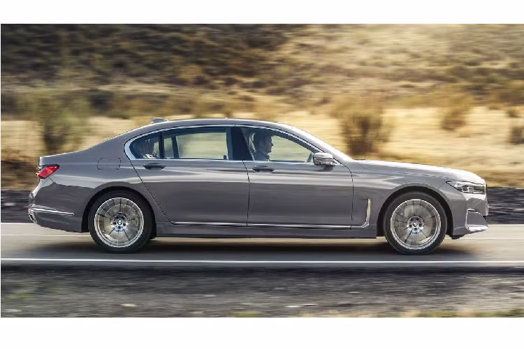 Thay đổi đáng chú ý và cũng dễ nhận thấy nhất chính là phần mặt trước của xe trở nên mạnh mẽ và táo bạo hơn nhờ kích thước cụm lưới tản nhiệt hình bầu dục nay đã lớn hơn trước đến 40%, được bao quanh bởi những đường viền mạ chrome sáng bóng. Phần đầu xe cũng được các nhà thiết kế của BMW nâng cao thêm 50 mm so với đời cũ, phần nào khiến cho toàn bộ mặt trước của xe gây ấn tượng thị giác tốt hơn hẳn trước đây, dù chắc hẳn không phải ai cũng thích điều này.