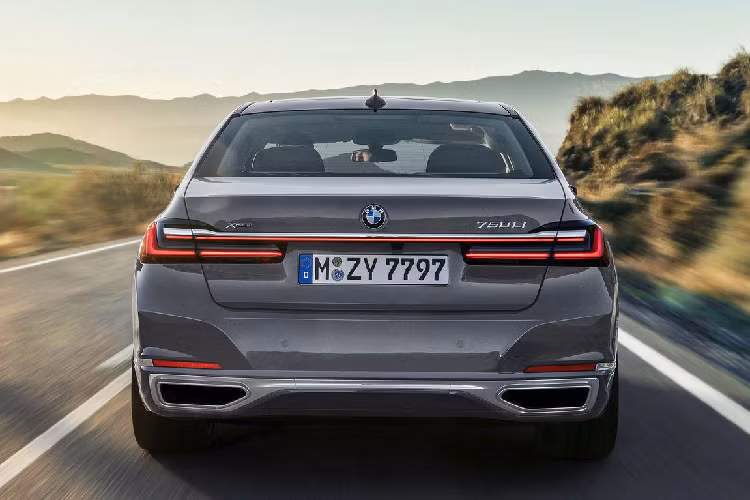 Dù nền tảng khung gầm của BMW 7-Series 2020 mới vẫn duy trì như các đời trước, BMW hứa hẹn rằng bản nâng cấp này đem lại cho dòng sedan đầu bảng của họ nhiều cải tiến cả về tính năng lẫn khả năng vận hành, chứ không chỉ đơn thuần dừng lại ở thay đổi diện mạo cho thêm phần thời thượng.