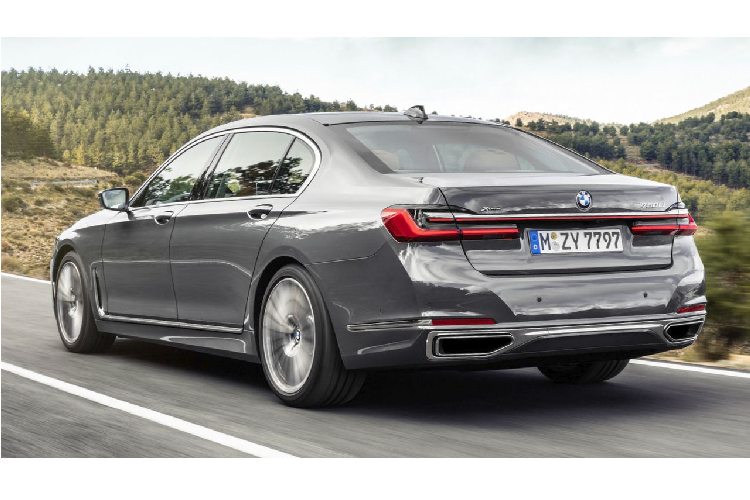 Cụm đèn chiếu sáng chính mỏng dẹt hơn đời trước, sử dụng công nghệ LED thích ứng ở trạng thái tiêu chuẩn và có thể nâng cấp lên loại đèn laser cao cấp với khả năng chiếu sáng tốt hơn. Phần đuôi nổi bật với đường viền chrome dày nối liền với ống xả, trong khi đường chrome phía trên kết hợp với một dải LED 3D nối liền giữa 2 cụm đèn hậu. So với đời trước, đèn hậu đã mỏng hơn 1,4 inch và có tạo hình khác biệt.