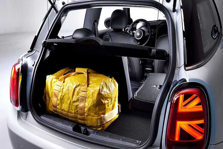 Để có được điều này, MINI đã gắn pin bên dưới sàn xe. Với pin ở duới gầm, hãng đã nâng khoảng sáng gầm thêm 18mm và ốp kín gầm bởi các tấm bảo vệ. 