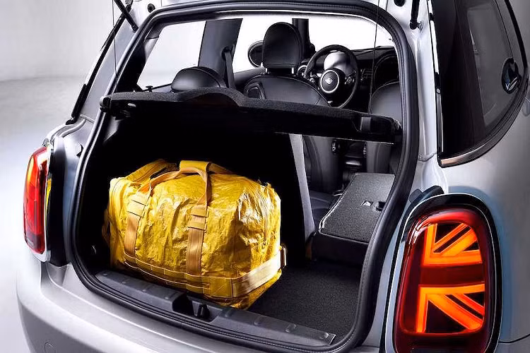 Để có được điều này, MINI đã gắn pin bên dưới sàn xe. Với pin ở duới gầm, hãng đã nâng khoảng sáng gầm thêm 18mm và ốp kín gầm bởi các tấm bảo vệ. 