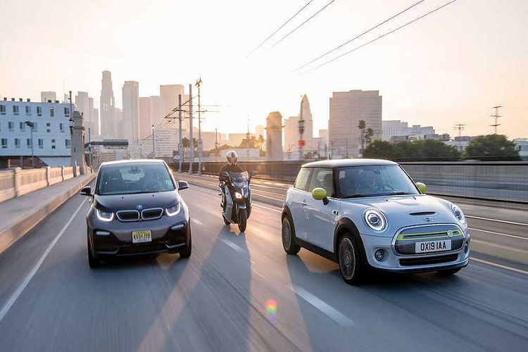 MINI đã trang bị thêm nhiều tiện nghi tiêu chuẩn: đèn pha LED, điều hoà không khí 2 vùng, hệ thống thông tin giải trí với màn hình 6,5 inch kèm tính năng định vị và bảng đồng hồ kỹ thuật số. Nếu thêm tiền, khách hàng sẽ có màn hình 8,8 inch, cabin bọc da cùng các lựa chọn cá nhân hoá phong phú cho màu sơn, màu cabin, mâm đúc...