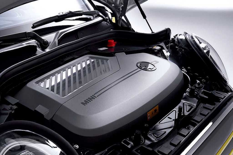 Nằm bên dưới nắp ca-pô của xe là một động cơ điện dẫn động cầu trước, cho công suất 181 mã lực và mô-men xoắn 270Nm. Nhờ mô-men xoắn đạt được gần như tức thì, Cooper SE chỉ mất 3,9 giây để tăng tốc từ 0-60km/h; 0-100km/h chỉ trong 7,3 giây và dễ dàng bắt kịp với những chiếc xe thể thao chạy xăng trong 60m đầu tiên.
