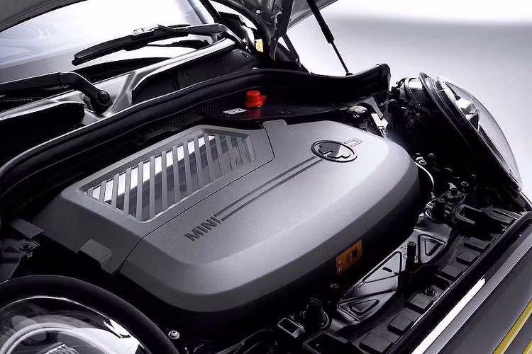 Nằm bên dưới nắp ca-pô của xe là một động cơ điện dẫn động cầu trước, cho công suất 181 mã lực và mô-men xoắn 270Nm. Nhờ mô-men xoắn đạt được gần như tức thì, Cooper SE chỉ mất 3,9 giây để tăng tốc từ 0-60km/h; 0-100km/h chỉ trong 7,3 giây và dễ dàng bắt kịp với những chiếc xe thể thao chạy xăng trong 60m đầu tiên.