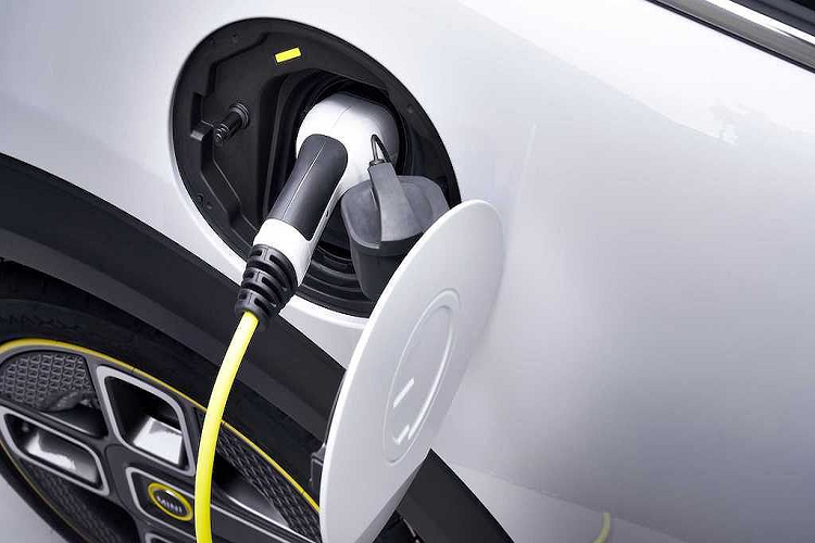 Nằm ở sàn xe là khối pin lithium-ion 32,6kWh, đem tới cho Cooper SE tầm hoạt động từ 235 tới 270km đo theo chuẩn WLTP toàn cầu, nhưng được chuyển đổi sang chuẩn NEDC của châu Âu để tiện cho việc so sánh.