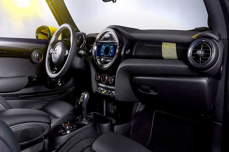 Cổng sạc điện cho xe nằm ở đúng vị trí nắp nhiên liệu như trên một chiếc MINI động cơ đốt trong bình thường. Với bộ sạc công suất 11kW, thời gian sạc từ 0-80% trên MINI Cooper SE là 2,5 giờ và 0-100% là 3,5 giờ. Nếu sử dụng trạm sạc nhanh 50kW, thời gian sạc 80% được rút ngắn chỉ còn 35 phút 