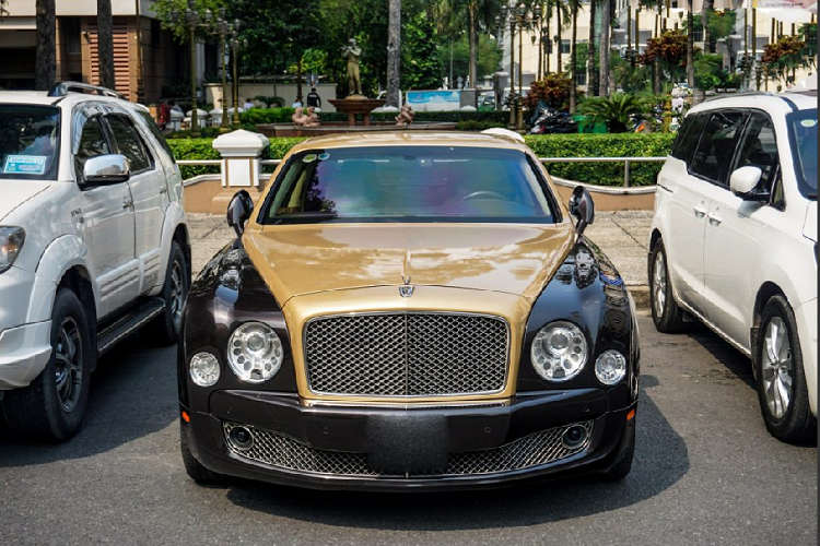 Phần đầu Bentley Mulsanne hàng hiếm tại TP HCM này gây ấn tượng với logo “The Flying B” và lưới tản nhiệt cỡ lớn đều được mạ chrome sáng loáng, cụm đèn chiếu sáng mang thiết kế cổ điển với hai bóng kép đặt đối xứng hai bên đầu xe