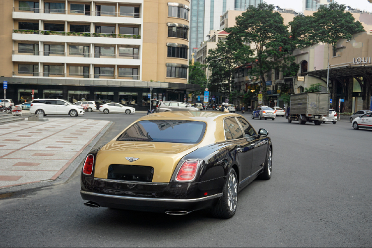 Bentley Mulsanne được trang bị động cơ V12, dung tích 6.75 lít, có khả năng sản sinh công suất cực đại 512 mã lực và mô men xoắn cực đại 1.020 Nm. Mặc dù có trọng lượng lên đến 2,5 tấn nhưng Mulsanne chỉ mất 5,1 giây để tăng tốc từ 0-100 km/h và có tốc độ tối đa là 296 km/h.