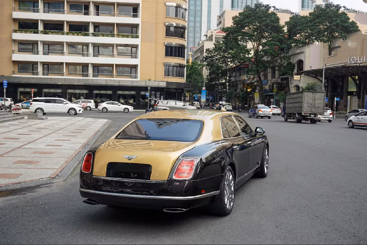Bentley Mulsanne được trang bị động cơ V12, dung tích 6.75 lít, có khả năng sản sinh công suất cực đại 512 mã lực và mô men xoắn cực đại 1.020 Nm. Mặc dù có trọng lượng lên đến 2,5 tấn nhưng Mulsanne chỉ mất 5,1 giây để tăng tốc từ 0-100 km/h và có tốc độ tối đa là 296 km/h.