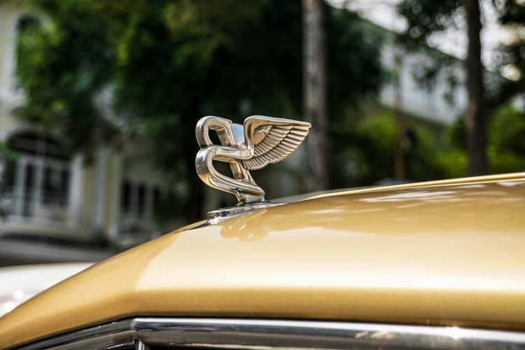 Toàn bộ quá trình “lột xác’ cho mẫu xe siêu sang hơn 10 năm tuổi được diễn ra tại garage Wrapstyle, một garage rất nổi tiếng trong việc chăm sóc cũng như cá nhân hóa nhiều mẫu siêu xe hay xe siêu sang hàng hot hiện nay. Tại thời điểm được mang về nước, giá xe Bentley Mulsanne không dưới 20 tỷ đồng nhưng hiện nay trên thị trường ôtô đã qua sử dụng, một chiếc Mulsanne có giá bán khoảng 10 tỷ đồng.