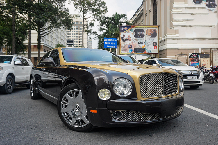 Bên cạnh đó, Bentley cũng bổ sung cho Mulsanne cần số mới hiện đại hơn, cụm đồng hồ mạ chrome, hàng ghế trước với hệ thống nhớ ghế ở 12 vị trí khác nahu hay điều hòa 4 vùng độc lập. Hệ thống giải trí của Bentley Mulsanne có khả năng kết nối qua USB, màn hình giải trí 8 inch, hệ thống âm thanh với 14 loa và bộ nhớ trong 60 Gb.