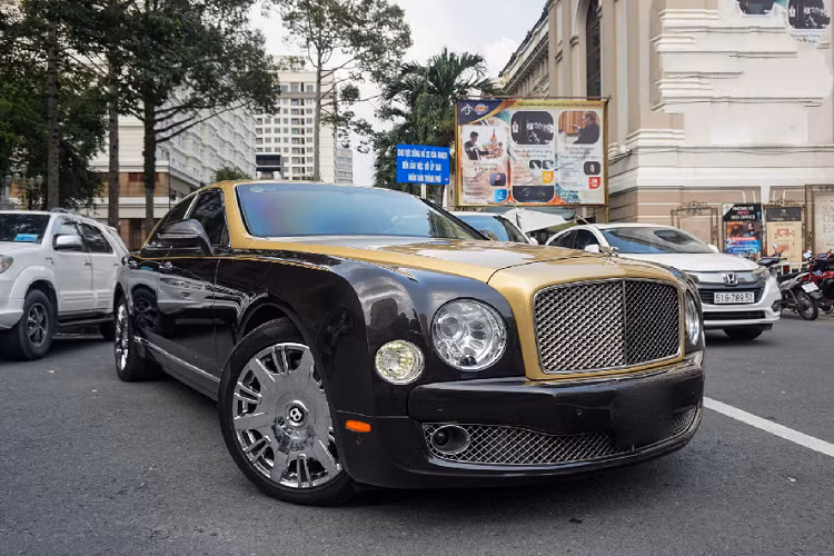 Bên cạnh đó, Bentley cũng bổ sung cho Mulsanne cần số mới hiện đại hơn, cụm đồng hồ mạ chrome, hàng ghế trước với hệ thống nhớ ghế ở 12 vị trí khác nahu hay điều hòa 4 vùng độc lập. Hệ thống giải trí của Bentley Mulsanne có khả năng kết nối qua USB, màn hình giải trí 8 inch, hệ thống âm thanh với 14 loa và bộ nhớ trong 60 Gb.