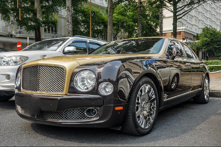 Tuy được xếp hạng cạnh tranh với Phantom nhưng về kích thước Mulsanne chỉ được xếp ngang với Rolls-Royce Ghost, đây có lẽ là điểm yếu lớn nhất của Mulsanne khi so kè với mẫu xe siêu sang đầu bảng nhà Rolls-Royce.