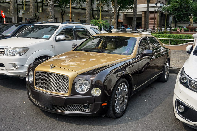 Chiếc xe siêu sang Bentley Mulsanne trong bài viết vốn dĩ sở hữu lớp sơn nâu sang trọng, chủ nhân đã phối cho xe của mình theo phong cách duo-tone sử dụng lớp sơn nguyên bản cho phần thân xe, trong khi đó, phần nắp ca-pô, nóc xe và phần cốp được dán vàng tạo nên cái nhìn tổng thể thanh thoát và hiện đại hơn.