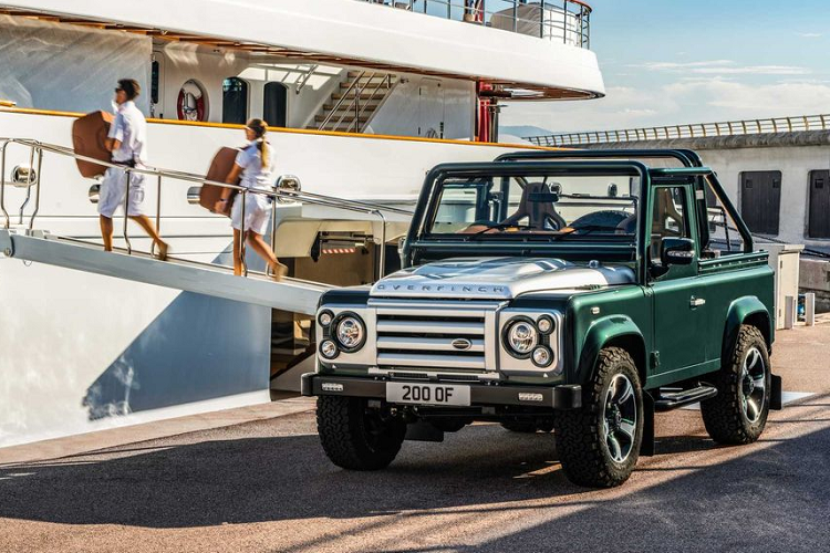 Mới đây, nhà độ danh tiếng Overfinch vừa giới thiệu tới công chúng phiên bản độ mới nhất của mẫu xe SUV Land Rover Defender vô cùng độc đáo và cuốn hút. Theo đó, bản độ Defender độc nhất vô nhị này sẽ chỉ được sản xuất giới hạn 1 chiếc trên toàn thế giới và đã thuộc về một khách hàng đặt trước.