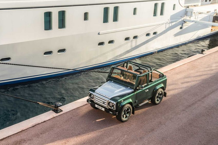 "Trái tim" của Land Rover Defender độc nhất vô nhị là khối động cơ hoàn toàn mới, động cơ V8 6.2L được "bê" nguyên từ GM với công suất đầu ra đạt 450 mã lực, đi kèm với đó còn là hộp số tự động 6 cấp và hệ thống ống xả thể thao làm từ thép không gỉ. Theo nhà độ Overfinch, độc bản Defender có vận tốc tối đa lên tới 177 km/h, con số này lớn hơn nhiều so với mức giới hạn ban đầu của nhà sản xuất.