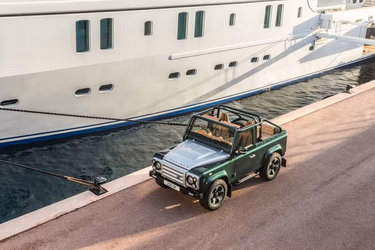 "Trái tim" của Land Rover Defender độc nhất vô nhị là khối động cơ hoàn toàn mới, động cơ V8 6.2L được "bê" nguyên từ GM với công suất đầu ra đạt 450 mã lực, đi kèm với đó còn là hộp số tự động 6 cấp và hệ thống ống xả thể thao làm từ thép không gỉ. Theo nhà độ Overfinch, độc bản Defender có vận tốc tối đa lên tới 177 km/h, con số này lớn hơn nhiều so với mức giới hạn ban đầu của nhà sản xuất.