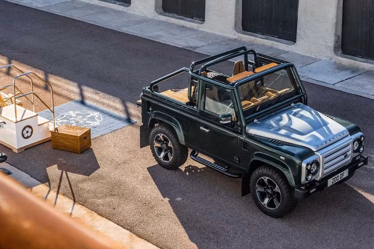 Bên cạnh đó, nhà độ Overfinch cũng không quên lắp đặt nhiều chi tiết ốp chrome trong xe để gia tăng sự hoàn thiện và cao cấp trên độc bản này như lẫy chuyển số, chân ga, đồng hồ, tay nắm cửa...