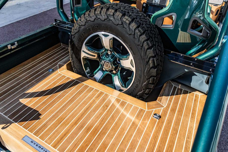 Đặc biệt, ngoài sở hữu vẻ đẹp có một không hai, chiếc Defender này cũng chỉ có giá bán 239.990 Bảng Anh (khoảng 7,4 tỷ đồng), một con số khá dễ chịu với một chiếc xe thuộc dạng độc nhất trên thế giới.