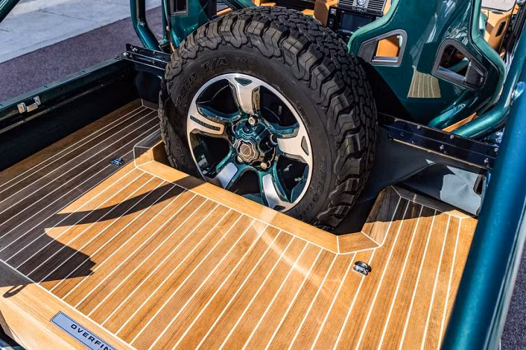 Đặc biệt, ngoài sở hữu vẻ đẹp có một không hai, chiếc Defender này cũng chỉ có giá bán 239.990 Bảng Anh (khoảng 7,4 tỷ đồng), một con số khá dễ chịu với một chiếc xe thuộc dạng độc nhất trên thế giới.