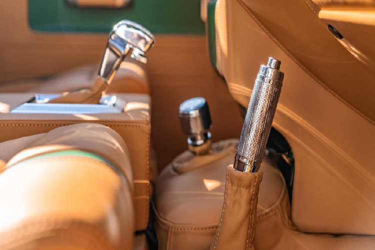 Từ đó, mẫu SUV cổ điển Anh Quốc chỉ còn lại cấu hình 2 chỗ ngồi. Nhà độ danh tiếng này còn chế tạo thêm một két khoá mới kèm tấm thẻ gắn logo nhà sản xuất ở phía thùng sau xe, một chi tiết khá độc đáo.