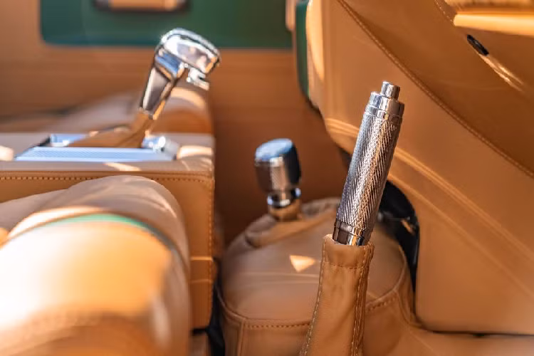 Từ đó, mẫu SUV cổ điển Anh Quốc chỉ còn lại cấu hình 2 chỗ ngồi. Nhà độ danh tiếng này còn chế tạo thêm một két khoá mới kèm tấm thẻ gắn logo nhà sản xuất ở phía thùng sau xe, một chi tiết khá độc đáo.