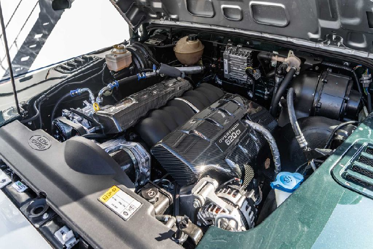 Đầu tiên, độc bản Land Rover Defender này nổi bật hơn cả nhờ "bộ cánh" màu xanh lục bảo với tên gọi khá mĩ miều - Emerald Green. Quả thực là vậy, màu sơn xanh trên Defender rất khó có thể tìm kiếm trên thị trường hiện nay, thứ màu xanh nhũ tuyệt đẹp, lấp lánh và khó thể rời mắt. Bên cạnh đó, nhà độ Overfinch cũng quyết định khai tử đi hàng ghế thứ hai trên Defender để thay vào đó là khoang chứa đồ và lốp dự phòng.