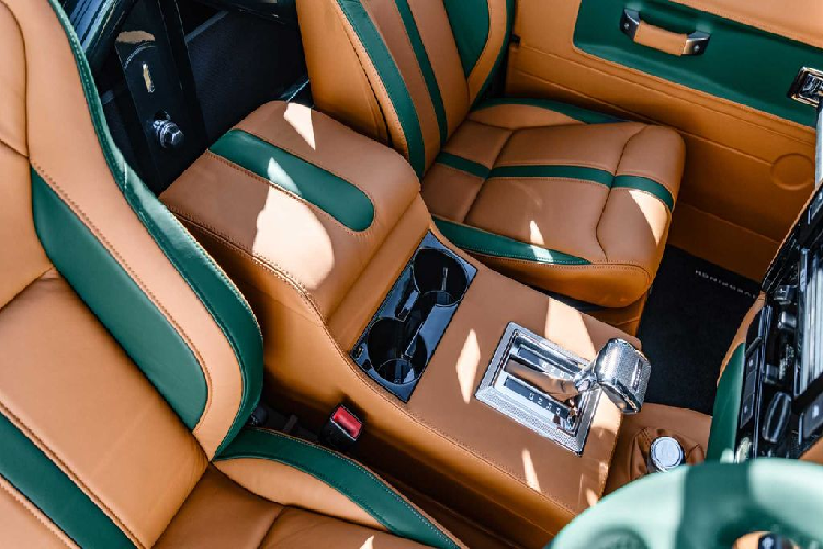 Độc bản Land Rover Defender được nhà sản xuất trang bị bộ mâm hợp kim Apollo với kích thước 18 inch to bản làm nổi bật lên tính mạnh mẽ của xe. Thêm vào đó, dòng chữ logo Overfinch cũng xuất hiện khá nhiều trên các chi tiết như nắp ca-pô, tay nắm cửa, nắp bình nhiên liệu...