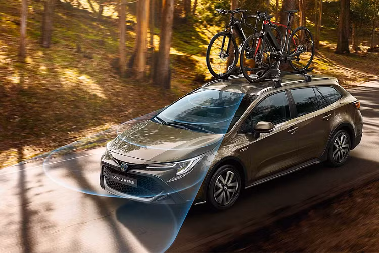 Toyota Corolla Altis thế hệ hoàn toàn mới được bán ra tổng cộng 06 phiên bản bao gồm: 03 phiên bản máy xăng hybrid và 03 phiên bản máy xăng hút khí tự nhiên (N/A).