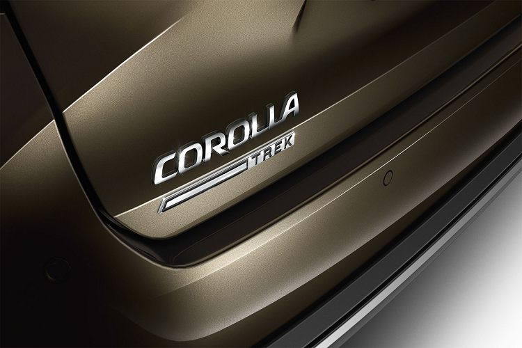 Lấy cảm hứng từ xe đạp địa hình, Toyota Corolla Trek 2019 mới sở hữu khoảng sáng gầm lớn hơn các phiên bản thường 20mm và bộ mâm 17 inch 5 cánh như nan hoa xe đạp, đèn sương mù, kính bảo mật phía sau và logo Trek trên cửa khoang hành lý.