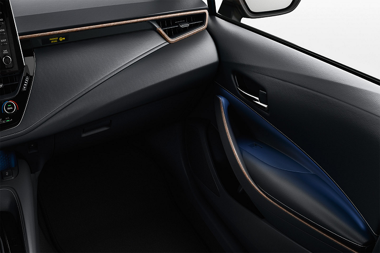 Ngoài ra, nó còn có hệ thống điều khiển hành trình thích ứng với chức năng start/stop tự động (Adaptive Cruise Control), hỗ trợ giữ làn đường (Lane Trace Assist), nhận diện tín hiệu giao thông (Traffic Sign Recognition) và đèn pha tự động thông minh (Intelligent Auto High Beam)...