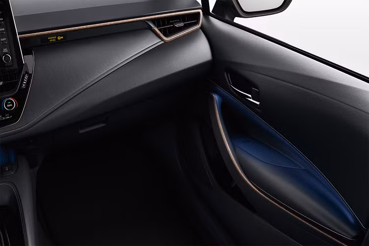 Ngoài ra, nó còn có hệ thống điều khiển hành trình thích ứng với chức năng start/stop tự động (Adaptive Cruise Control), hỗ trợ giữ làn đường (Lane Trace Assist), nhận diện tín hiệu giao thông (Traffic Sign Recognition) và đèn pha tự động thông minh (Intelligent Auto High Beam)...