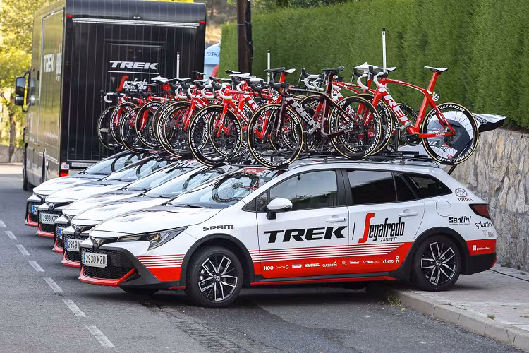 Toyota Corolla TREK sử dụng 3 tùy chọn động cơ gồm 1.2 L turbo hoặc 1.8 L và 2.0 L hybrid. Chi tiết về thông số động cơ chưa được tiết lộ. Chỉ biết rằng phiên bản 1.8 L có công suất 120 mã lực/ 140 Nm còn bản 2.0 L hybrid có công suất 178 mã lực/ 190 Nm.