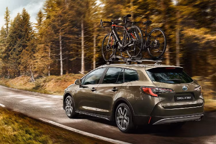 Thiết kế dạng wagon với 5 cửa cho phép chiếc xe đa dụng hơn bao giờ hết. Nó cũng vô cùng phù hợp với những chuyến đi dã ngoại và du lịch và vận chuyển xe đạp địa hình. Theo hãng xe Nhật, hiện giá xe Toyota Corolla TREK bản 2.0 L chưa được công bố, nhưng có khoảng 16 chiếc đang phục vụ cho Trek-Segafredo World Tour Teams.