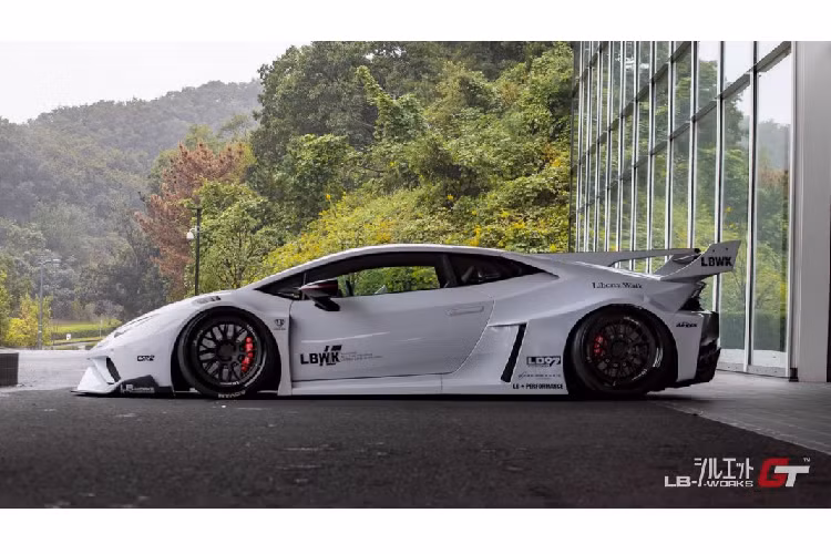 Tuy nhiên, ngoài việc trang bị bộ bodykit, chủ xe sẽ phải bỏ ra thêm một khoản tiền không hề nhỏ cho những thiết bị đi kèm như hệ thống treo khí nén có giá trị khoảng 9,500 Đô.