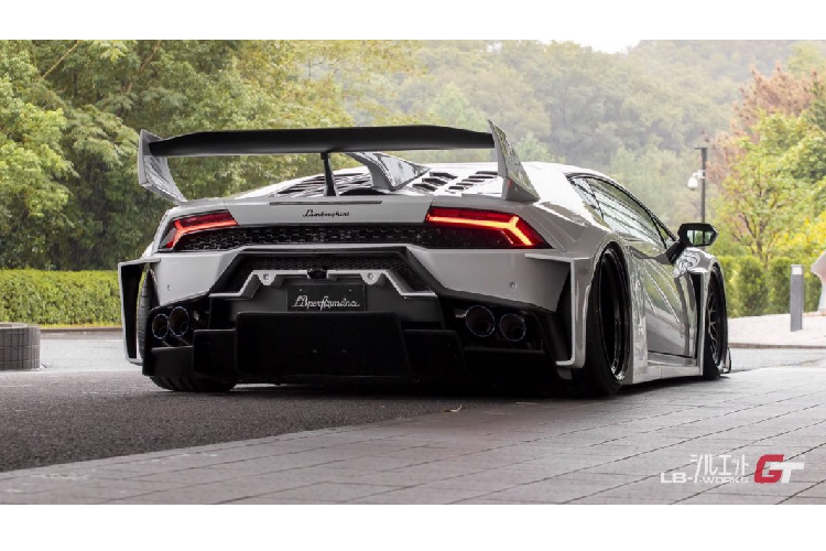 Động cơ này sản sinh công suất cực đại 610 mã lực và mô men xoắn đạt mức 560 Nm. Nhờ hộp số 7 cấp mà “siêu bò” chỉ mất 3,2 giây để tăng tốc từ 0-100 Km/h trước khi đạt tốc độ tối đa là 325 Km/h.