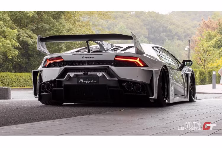 Động cơ này sản sinh công suất cực đại 610 mã lực và mô men xoắn đạt mức 560 Nm. Nhờ hộp số 7 cấp mà “siêu bò” chỉ mất 3,2 giây để tăng tốc từ 0-100 Km/h trước khi đạt tốc độ tối đa là 325 Km/h.