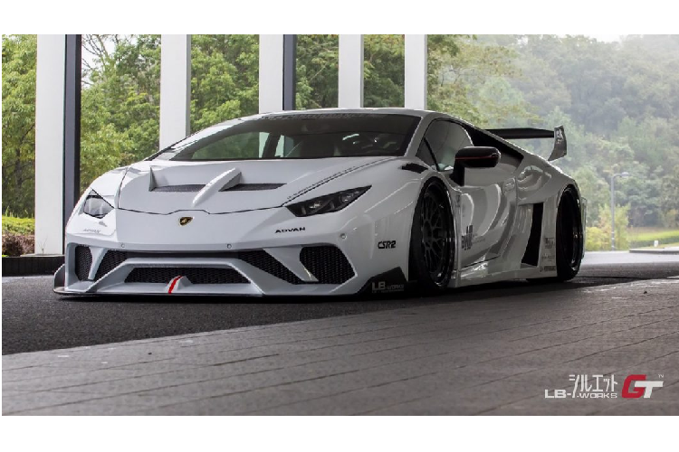 Thiết bị này sẽ giúp chiếc siêu xe Lamborghini Huracan độ Silhouette Works GT có thể nâng/hạ chiều cao một cách trơn tru, tạo điều kiện tốt cho việc vận hành cũng như tăng tính thẩm mĩ cho chiếc xe.