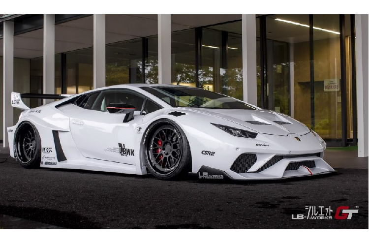 Được sản xuất bởi Liberty Walk, Silhouette Works GT phù hợp với cả hai phiên bản Coupe và Spyder của siêu xe Lamborghini Huracan và có giá khởi điểm 43,850 Đô cho phiên bản FRP. Đối với phiên bản CFRP, giá của bộ bodykit rơi vào khoảng 50,650 Đô. Phiên bản đắt nhất được làm bằng chất liệu carbon có giá lên tới 59,830 Đô.