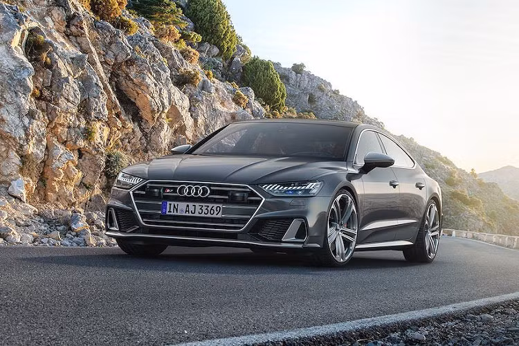 Ngoài ra, S7 Sportback còn có cảm giác lái thể thao hơn nhờ có hệ thống treo khí chủ động và phanh lớn hơn.