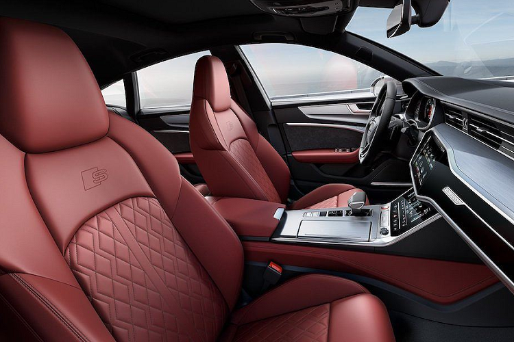 Ở Mỹ cũng như châu Á và Trung Đông, S7 Sportback vẫn được trang bị động cơ 2.9l V6 tăng áp kép chạy xăng (450 mã lực/600Nm) thay vì máy dầu 3.0l như châu Âu. Với hệ động lực ưu việt, chiếc xe chỉ mất 4,5 giây để tăng tốc từ 0-96km/h và đạt tốc độ tối đa giới hạn ở 250km/h.