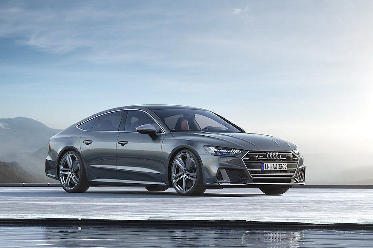 Về ngoại hình Audi S7 Sportback 2020 mới trông gần như y hệt so với những chiếc A7 Sportback thường với gói cấu hình S-Line. Tuy nhiên điểm khác biệt dễ nhận ra nhất là nhìn vào bộ mâm 5 cánh kép đường kính lớn, chụp ống xả kép ở phía sau và logo S7 trên lưới tản nhiệt. Nếu tinh ý hơn, người yêu xe cũng có thể dễ dàng nhận ra một số chi tiết bằng nhôm như ốp gương hay hốc gió.