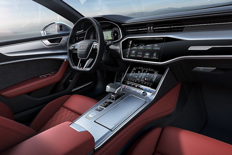 Những trang bị ấn tượng trên trên mẫu xe sang Audi S7 Sportback bao gồm điều hoà không khí 4 vùng, nội thất bọc da Valcona, hệ thống thông tin giải trí với màn hình 10,1 inch, bảng điều khiển trung tâm là màn hình cảm ứng 8,6 inch, dàn loa Bang &amp; Olufsen thượng hạng...