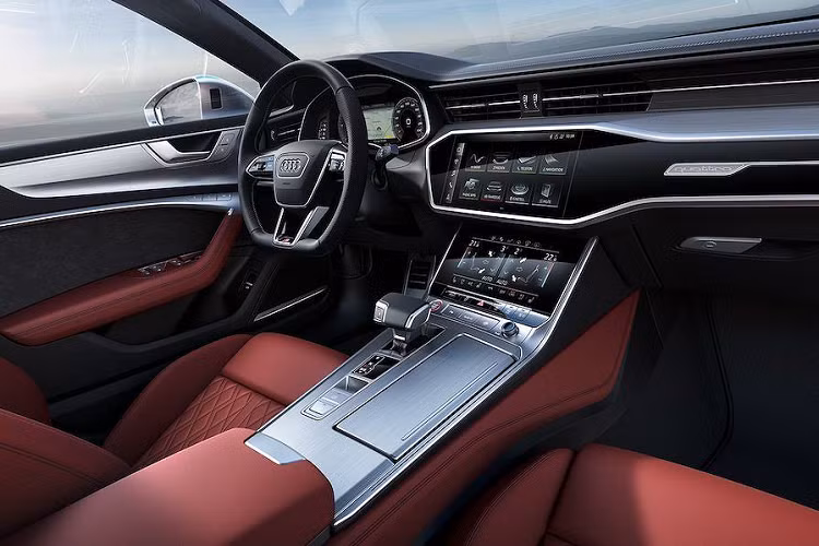 Những trang bị ấn tượng trên trên mẫu xe sang Audi S7 Sportback bao gồm điều hoà không khí 4 vùng, nội thất bọc da Valcona, hệ thống thông tin giải trí với màn hình 10,1 inch, bảng điều khiển trung tâm là màn hình cảm ứng 8,6 inch, dàn loa Bang &amp; Olufsen thượng hạng...