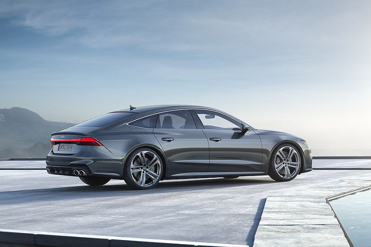 Tương tự với nội thất, S7 Sportback trông vẫn rất sang trọng và được tích hợp đầy đủ các tiện nghi cao cấp. Hàng ghế trước của xe được thay bằng loại ghế thể thao được thêu nổi vân con thoi và logo S trên lưng ghế.