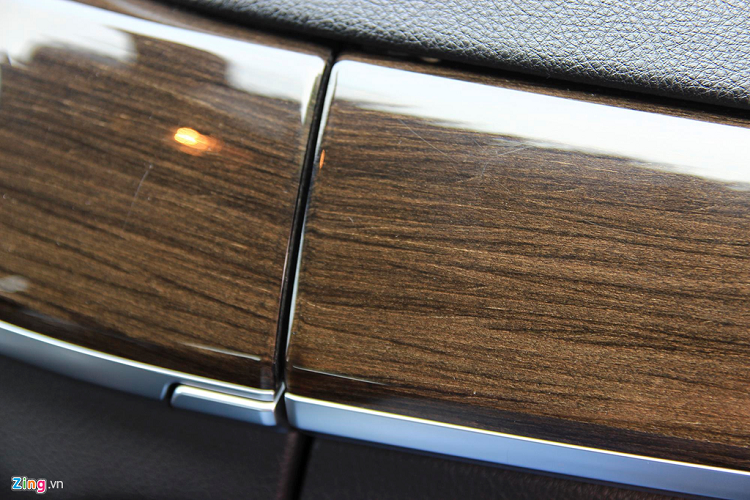 Độ bóng chi tiết ốp gỗ trên bảng taplo, khu vực cần số còn khá tốt nhưng xuất hiện nhiều vết xước nhỏ, màu ốp gỗ cũng phai dần theo năm tháng. Vật liệu gỗ xuất hiện khá khiêm tốn, chủ yếu là da. 
