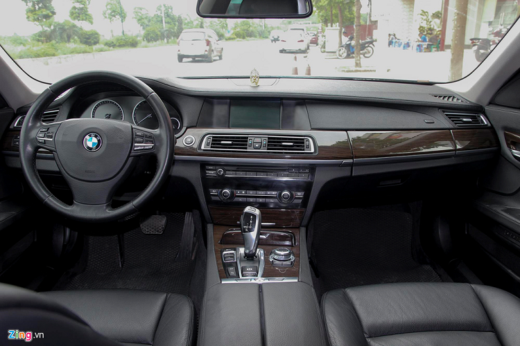 Dùng da đen và ốp gỗ nâu trầm làm không gian xe có phần cổ điển. Vô lăng thiết kế đơn giản. Các tính năng giải trí tiêu biểu ở đời này là đầu đĩa CD, DVD, điều hoà tự động, kết nối Bluetooth, Internet, định vị.