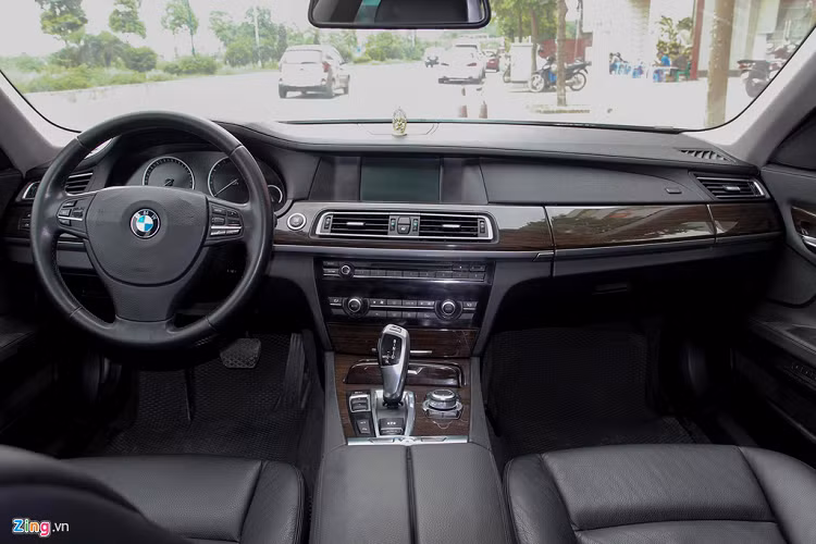 Dùng da đen và ốp gỗ nâu trầm làm không gian xe có phần cổ điển. Vô lăng thiết kế đơn giản. Các tính năng giải trí tiêu biểu ở đời này là đầu đĩa CD, DVD, điều hoà tự động, kết nối Bluetooth, Internet, định vị.