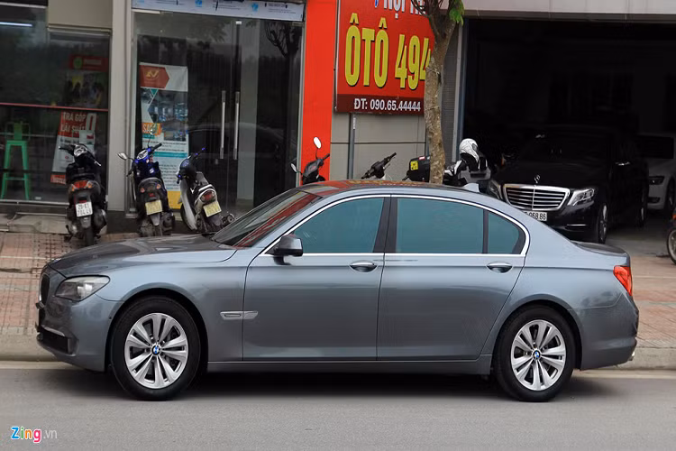 Xe có chiều dài trục cơ sở 3.210 mm, dài hơn bản tiêu chuẩn (mã hiệu F01) 140 mm. Động cơ 3.0L nạp khí tự nhiên cho công suất 254 mã lực, mô-men xoắn 310 Nm, hộp số 6 cấp. Hộp số 8 cấp chỉ xuất hiện trên các phiên bản đời 2012.